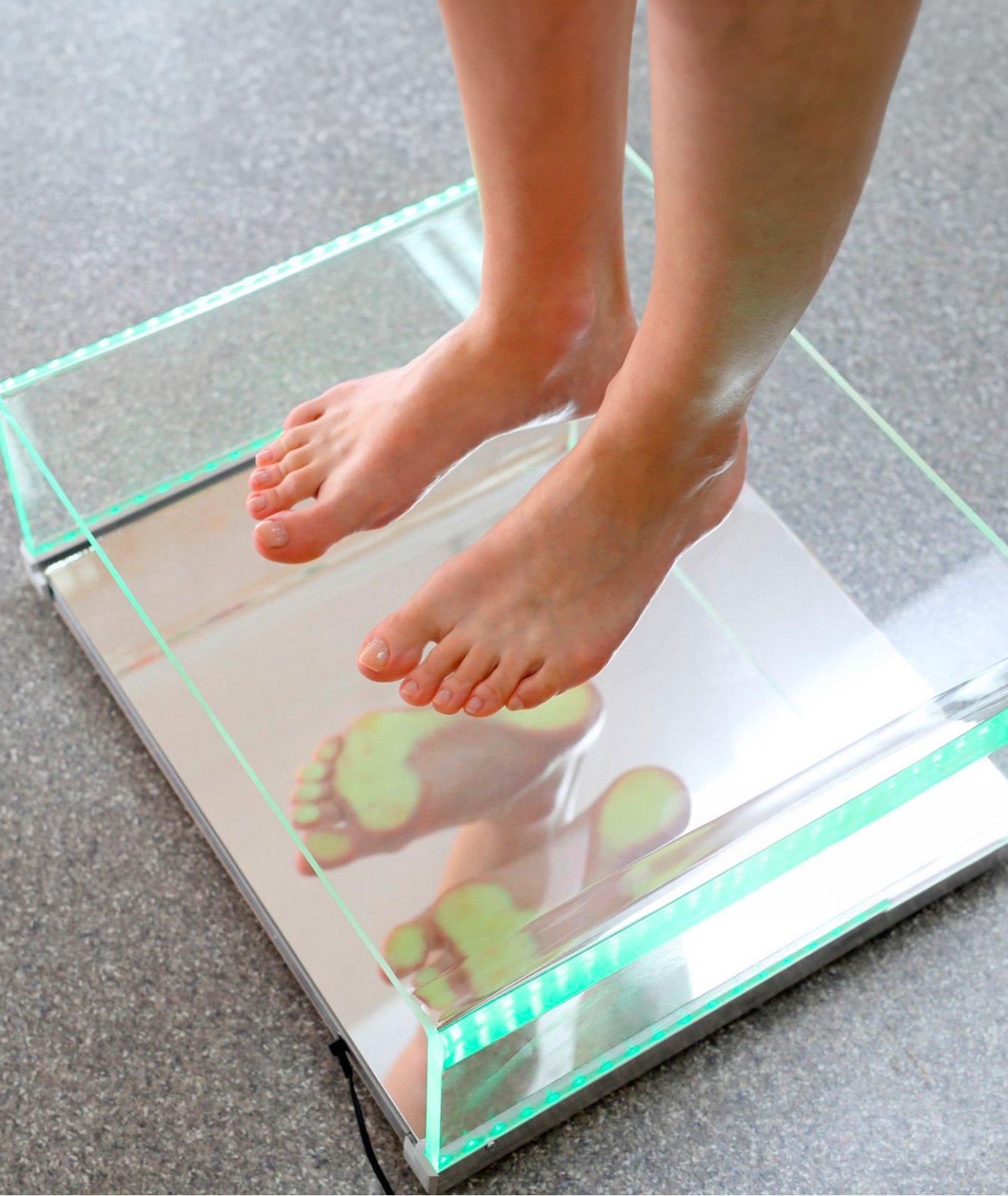 Podoscope utilisé pour les bilans orthopédiques, montrant l'analyse de la pression plantaire et de la posture des pieds